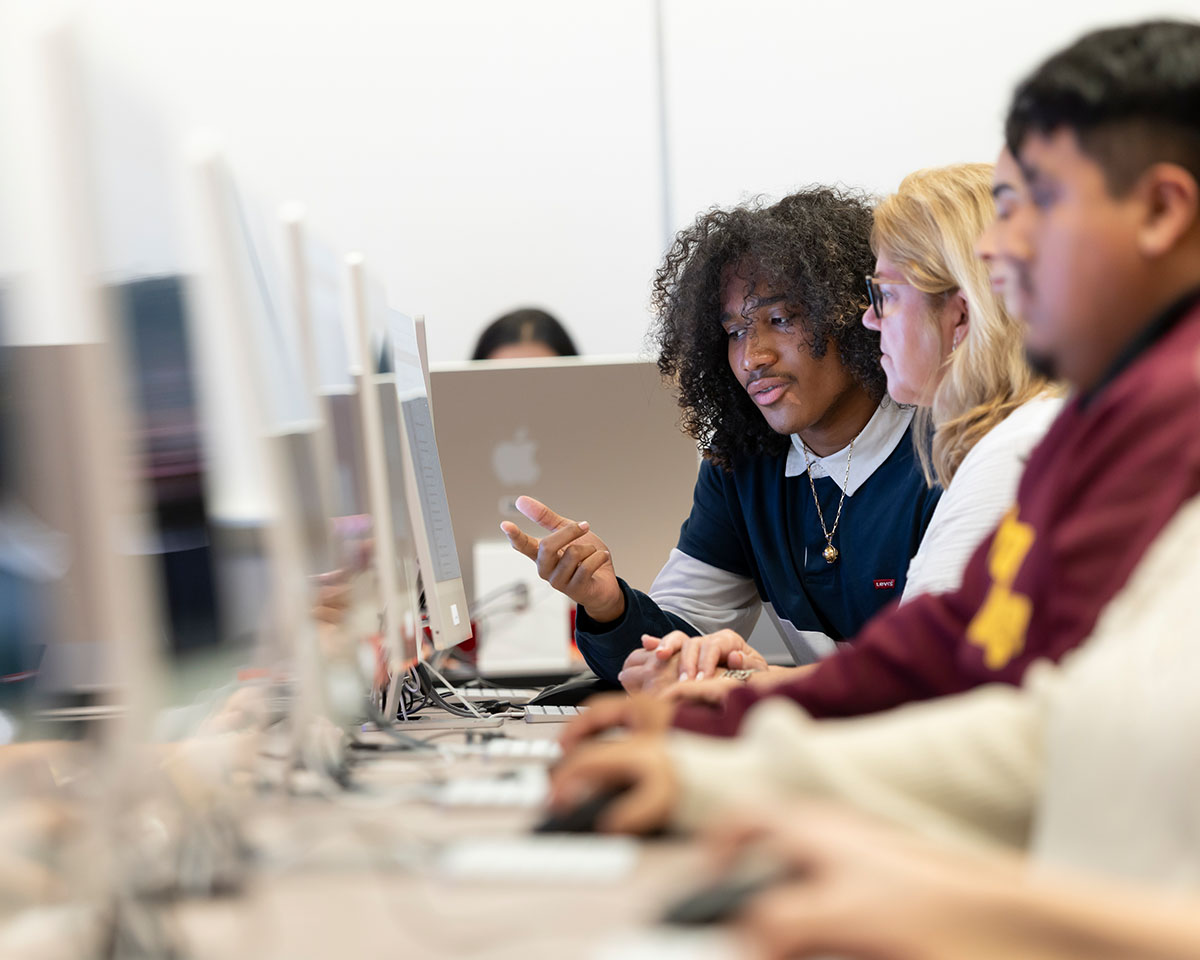 Handelman_2025_0104_Students_at_Computer_3_1200x960